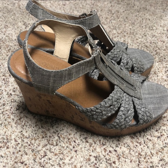 Woman’s Wedge Heels - Picture 3 of 4